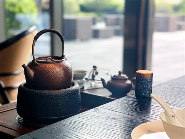 Nate Berkus風テーブルコーディネートの秘訣：ひとつのビンテージアイテムで叶える方法